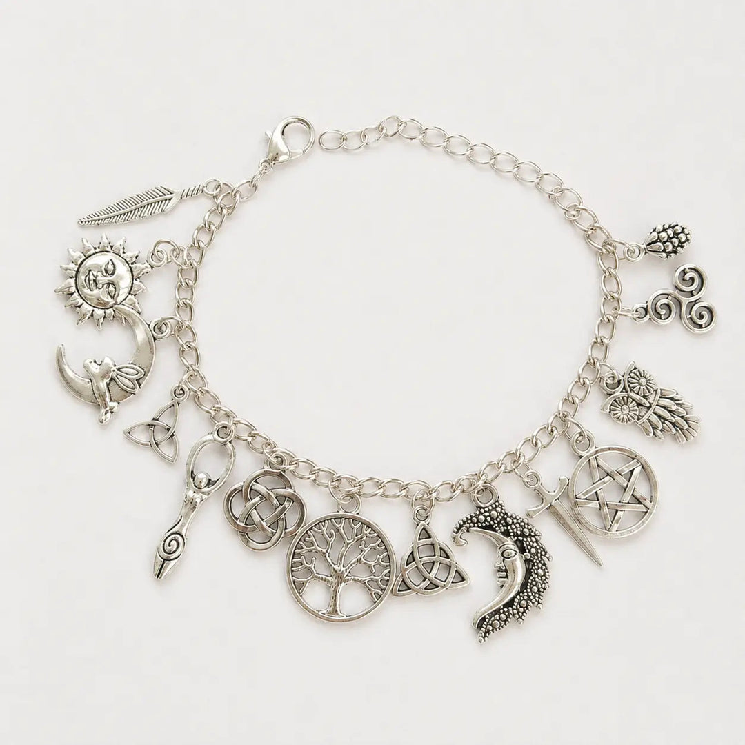 Incantevole Bracciale Vintage in Stile Stregonesco con Ciondoli