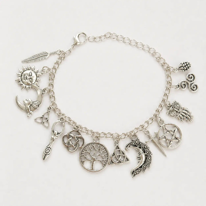 Incantevole Bracciale Vintage in Stile Stregonesco con Ciondoli