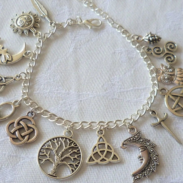 Incantevole Bracciale Vintage in Stile Stregonesco con Ciondoli