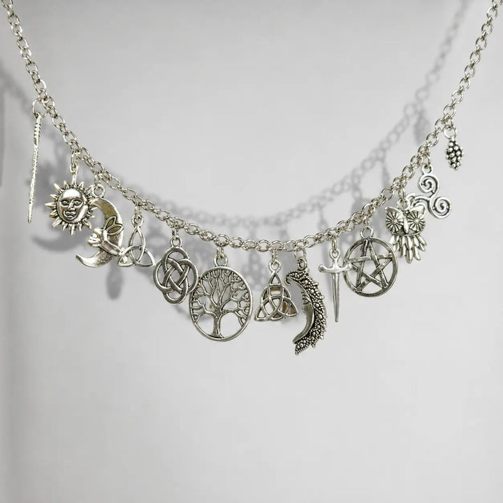 Incantevole Bracciale Vintage in Stile Stregonesco con Ciondoli